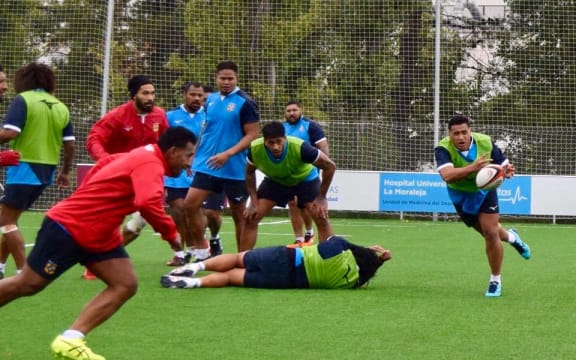 Leon Fukofuka fires a pass during Tonga's training camp in Madrid last week.