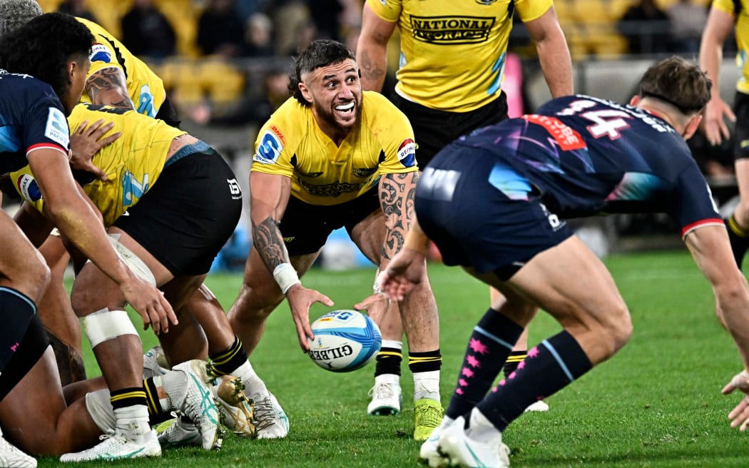 TJ Perenara of the Hurricanes passes the ball during the Super Rugby Pacific Quarter Final - Hurricanes v Rebels at Sky Stadium, Wellington, New Zealand on Saturday 8 June 2024.                                                                    
Copyright photo: Masanori Udagawa /  www.photosport.nz