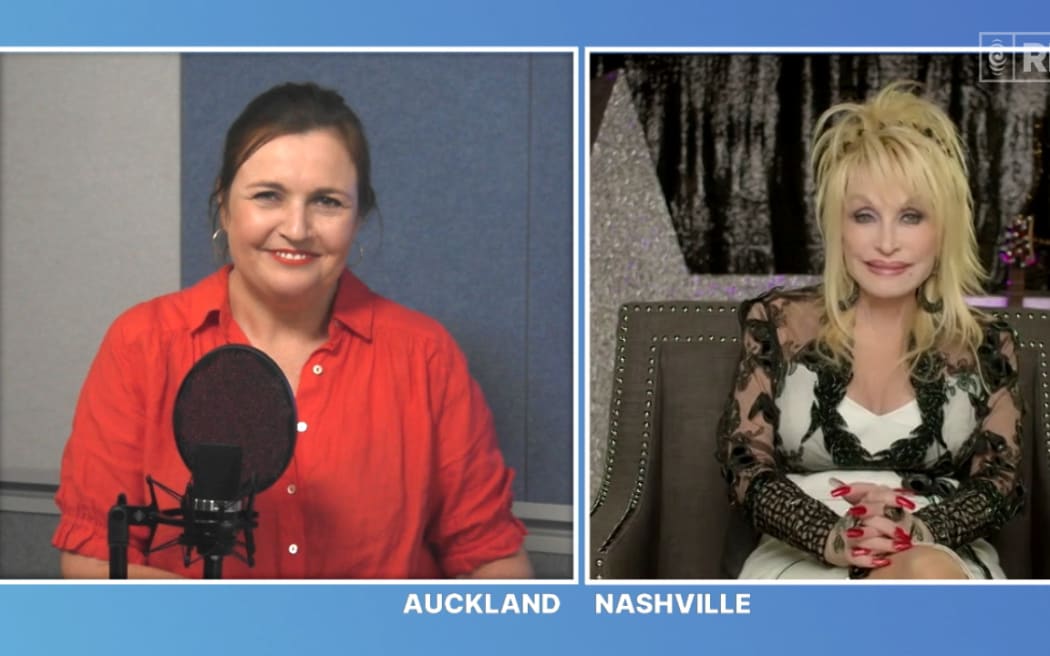 Prowadząca Music 101 Charlotte Ryan rozmawia z Dolly Parton w Nashville