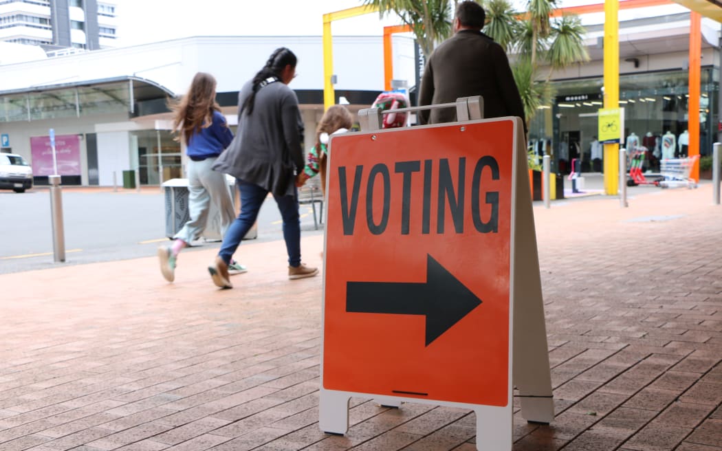 A sign points the way to a voting booth during the Hamilton West by-election. (November 2022)