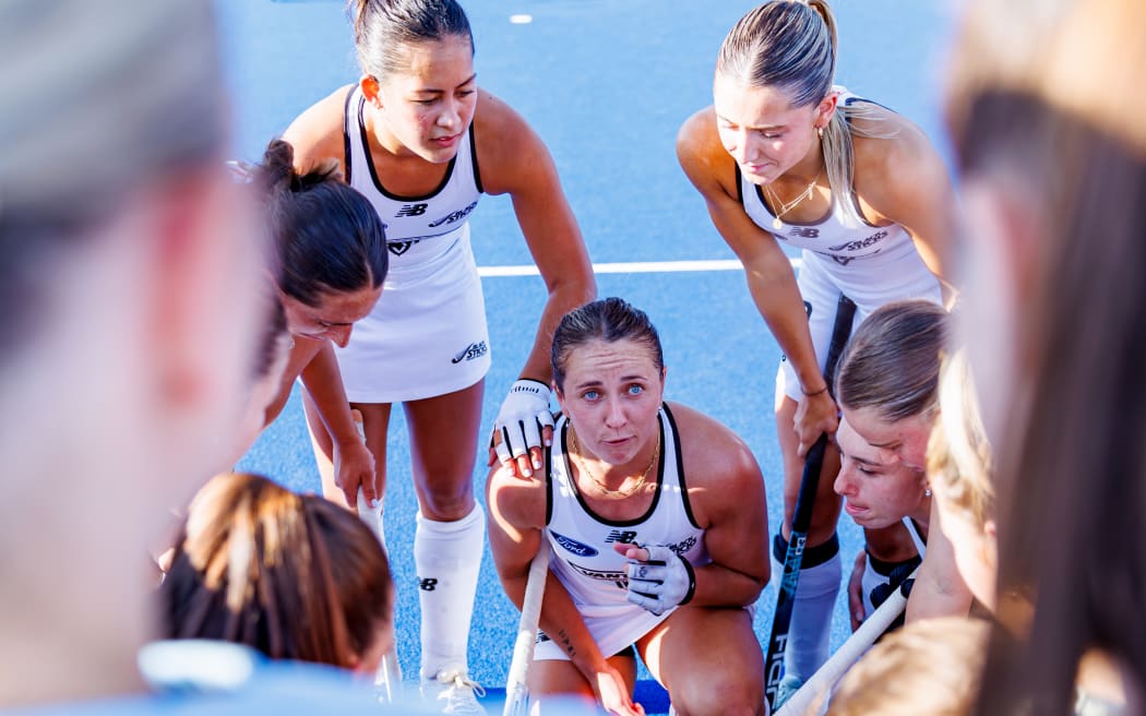 New Zealand Black Sticks women captain Olivia Shannon talks to the team during the 2025 Nations Cup in Chile.