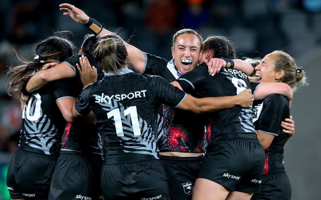 The Kiwis Ferns celebrate winning the World 9s. Day 2 of the Rugby League World Cup 9s, Bankwest Stadium, Sydney, Australia, 19th October 2019. Copyright Photo: David Neilson / www.photosport.nz