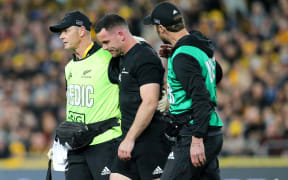 Ryan Crotty leaving the field injured.