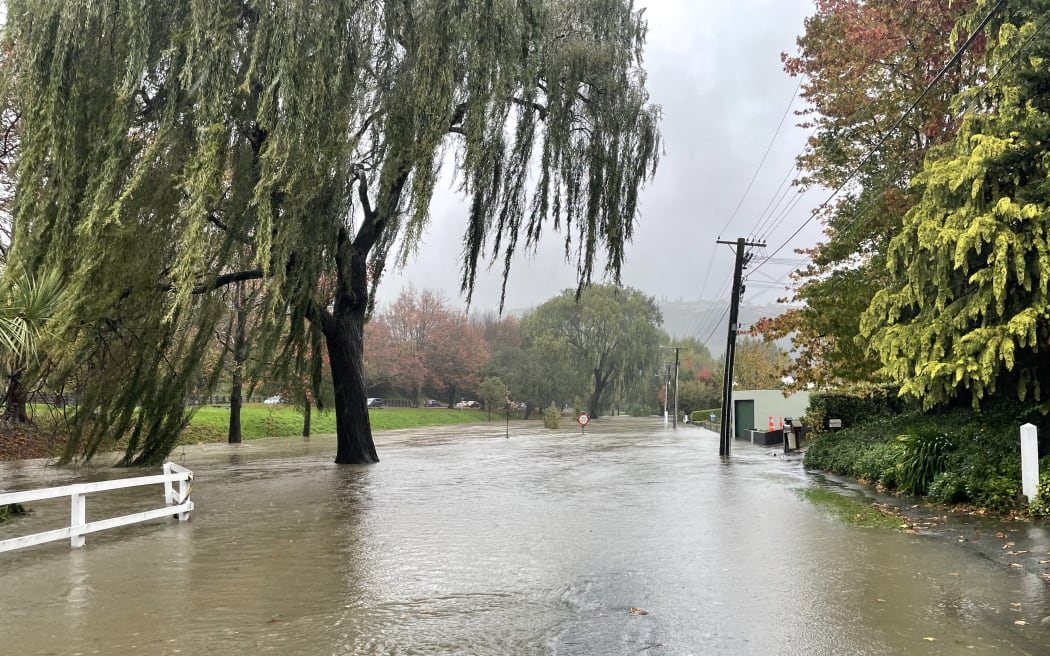 The Ōpāwaho/Heathcote River in Beckenham has risen significantly since this morning. There's at least a dozen houses surrounded by the flood waters, with Eastern Terrace completely submerged in many places.