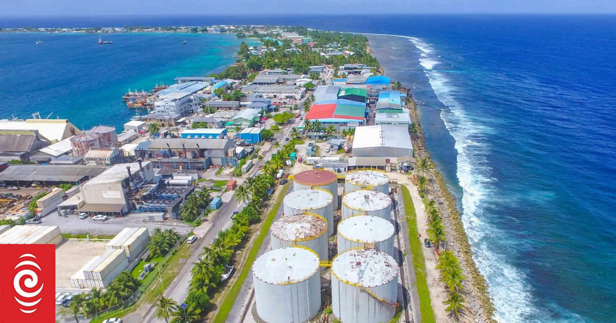 Marshall Islands President Heine signs executive order to fix energy