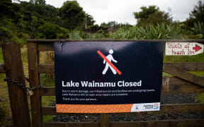 A sign that states "Lake Wainamu closed".