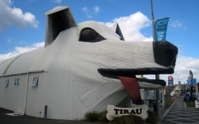 Steven's first corrugated creation the famous dog, which now houses the local information centre.
