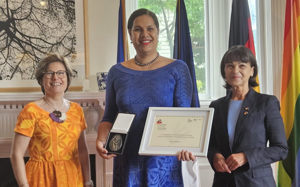 Valery Wichman receives the Franco-German award from the French ambassador Laurence Beau and the German ambassador Nicole Menzenbach.