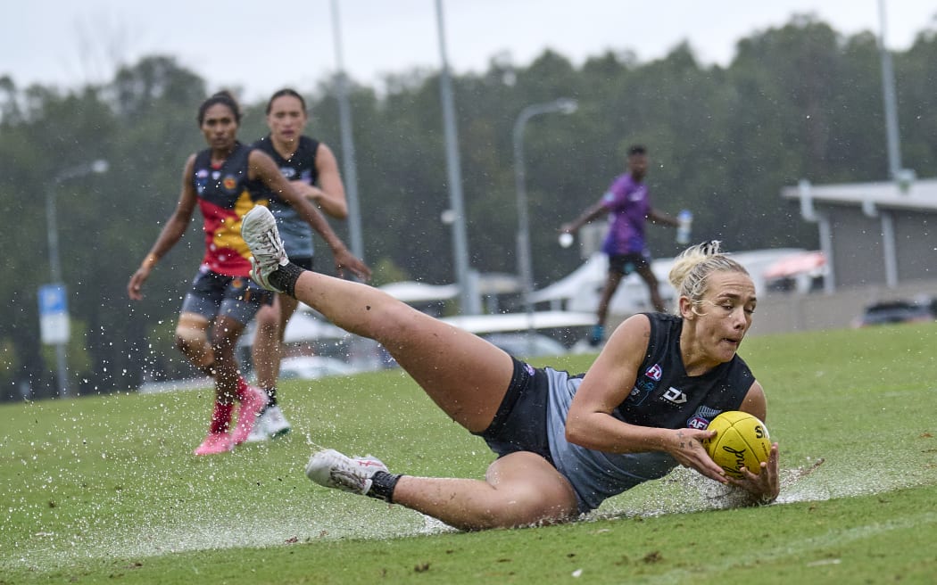 Demi Salton of the NZ Kahu competes for the ball.
