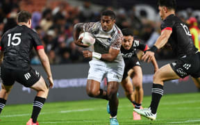 Asaeli Tikoroituma takes on the Māori All Blacks defence.