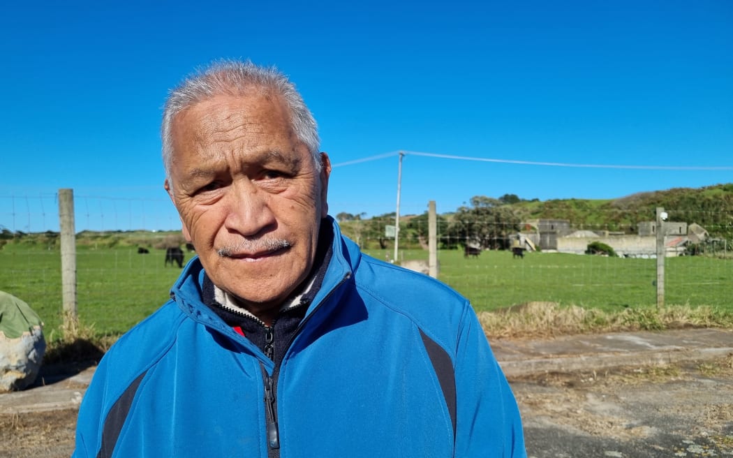 Hemi Ngarewa worked on a meat processing chain at the Pātea Freezing Works from 1959 until it closed in 1982.
