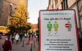 A sign at a Christmas market in Hanover, indicating only vaccinated or recovered people (2G) are served at the stalls.