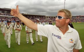 Australian spinner Shane Warne gives the thumbs up to the crowd as he and his teammates do a lap of honour after Australia defeated England in the first Ashes Test Match played at Edgbaston in Birmingham 08 July 2001.