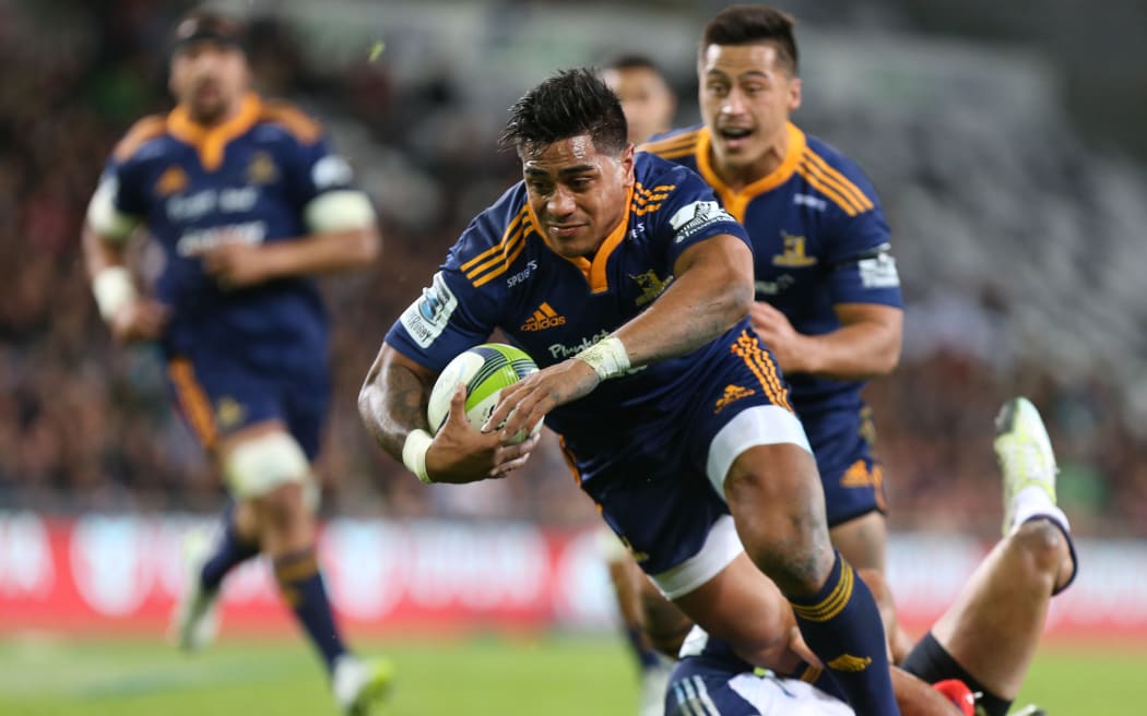 Highlanders Malakai Fekitoa dives over to score a try.
