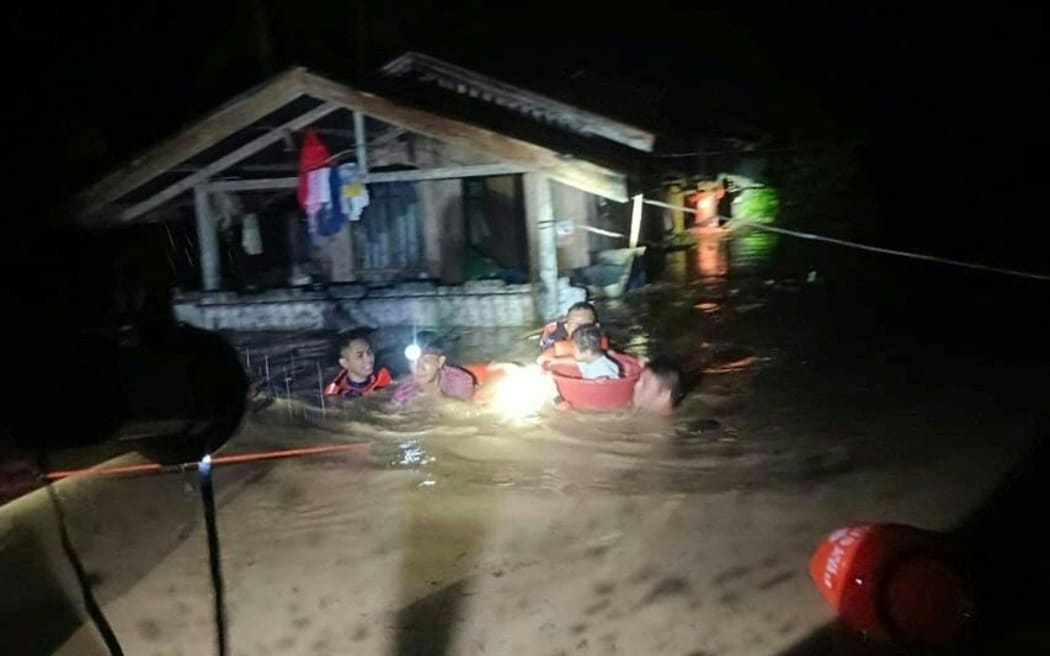 Rescuers evacuating people from a flooded area in Ozamiz City, in Misamis Occidental province in the Philippines. 25/12/22