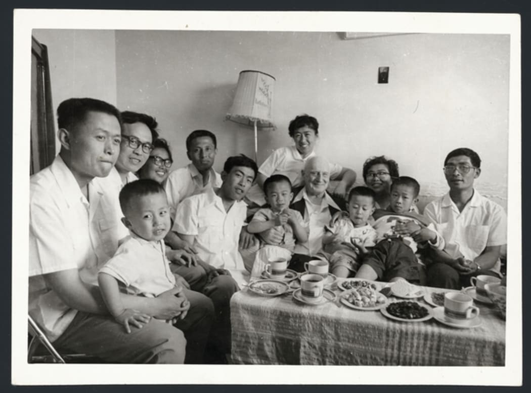 Rewi Alley with Chinese friends and family, 1983 [Alexander Turnbull Library]