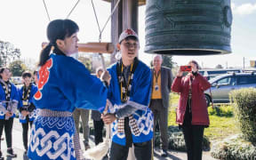 The Peace Bell was gifted to the city of Waitākere in 1997, from the Japanese city of Kakogawa.