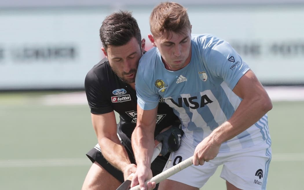 Kane Russell of New Zealand and Maico Casella (Argentina).