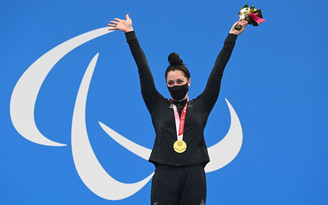 Sophie Pascoe wins a gold medal in the women's 100m freestyle Paralympics Tokyo.