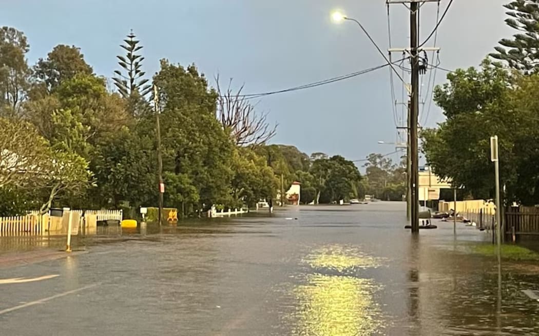 Water covers Hastings River Drive at Port Macquarie. (ABC Mid North Coast: Emma Siossian)
