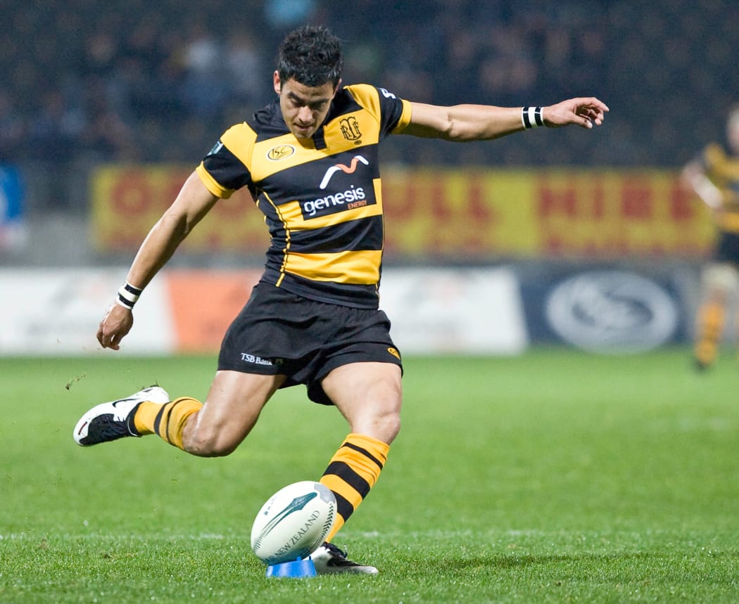 Kurt Morath converts a try for Taranaki in 2007.