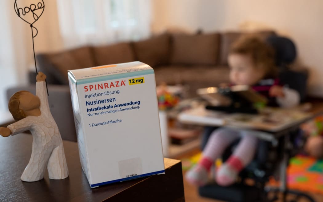 ILLUSTRATION - 03 February 2020, Baden-Wuerttemberg, Backnang: A child suffering from spinal muscular atrophy (SMA) is sitting in a therapy chair. In the foreground is a box of the drug Spinraza next to an angel sculpture with the word "Hope". Children in Germany now have a chance to win a gene therapy for terminally ill babies.
The Swiss pharmaceutical company Novartis started the raffle of a treatment with Zolgensma for 100 children on 03.02.2020. It is the most expensive drug in the world, with approximately two million euros for one dose. The therapy is for children under the age of two who suffer from SMA, which causes muscle atrophy and can lead to death in severe cases if left untreated. Photo: Sebastian Gollnow/dpa (Photo by Sebastian Gollnow / DPA / dpa Picture-Alliance via AFP)