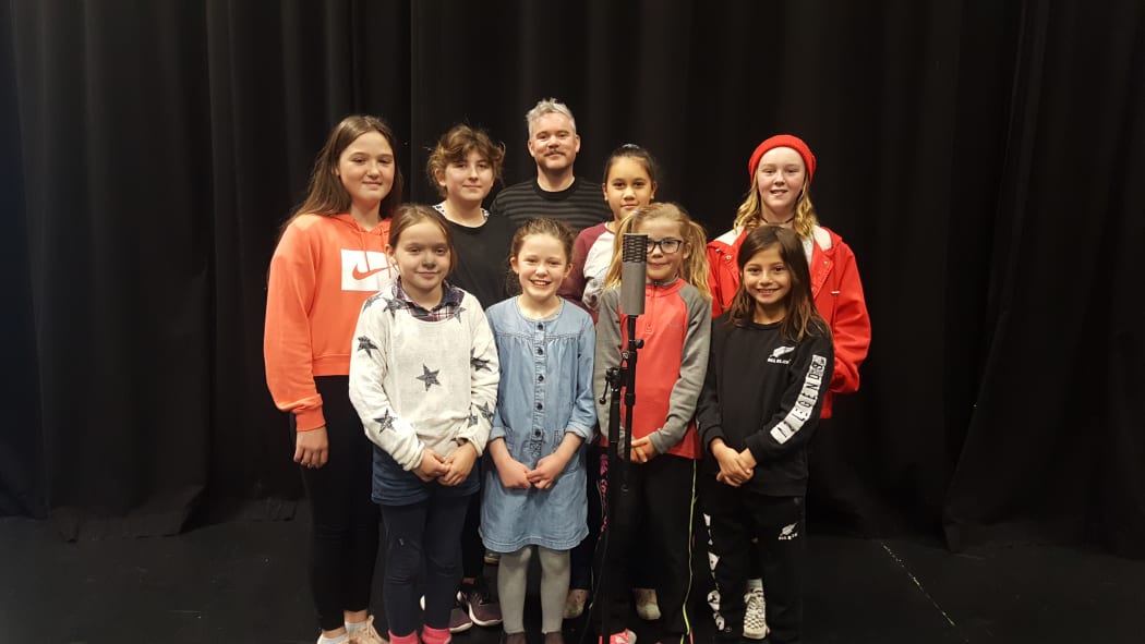 Lyttleton Primary School (Whakaraupo) Choir who perform with Lindon Puffin on his Christmas song