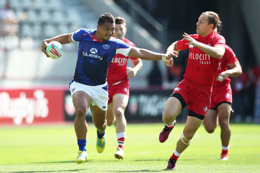 Samoa's Alamanda Motuga fends off the Canada defence during the Paris Sevens.