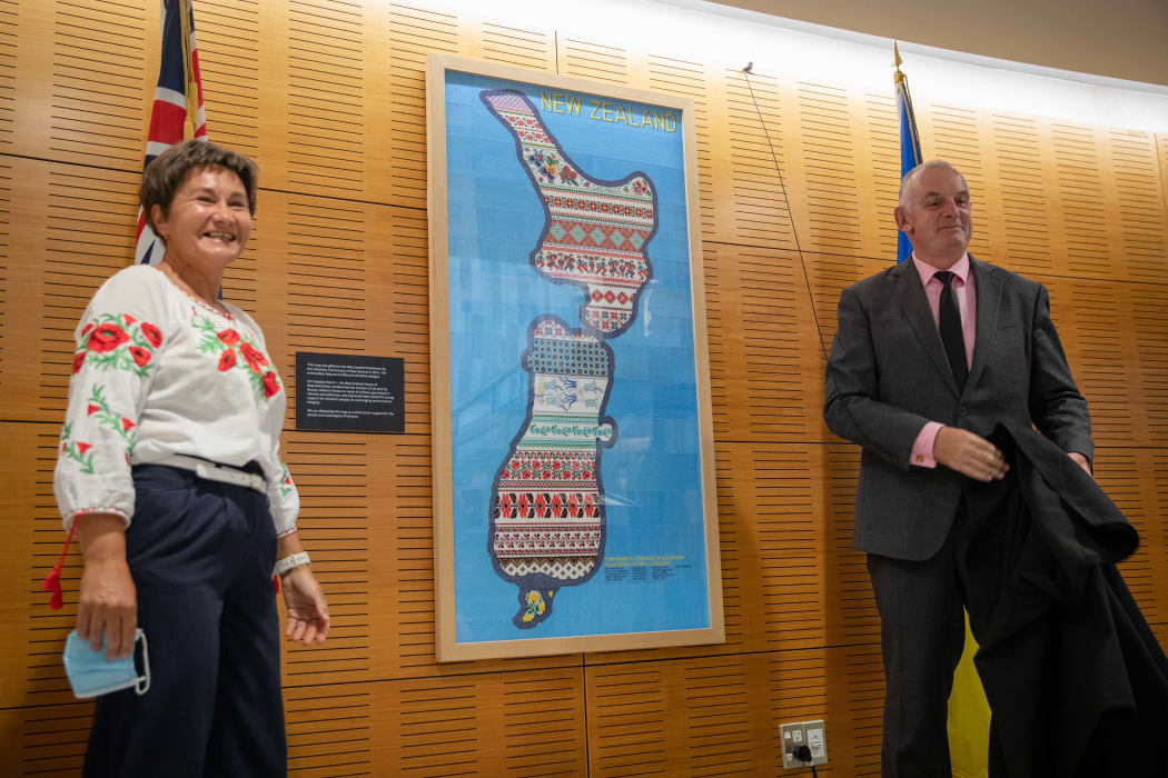 Trevor Mallard and PM Jacinda Ardern unveil Ukrainian artwork at Parliament with members of the Ukrainian community