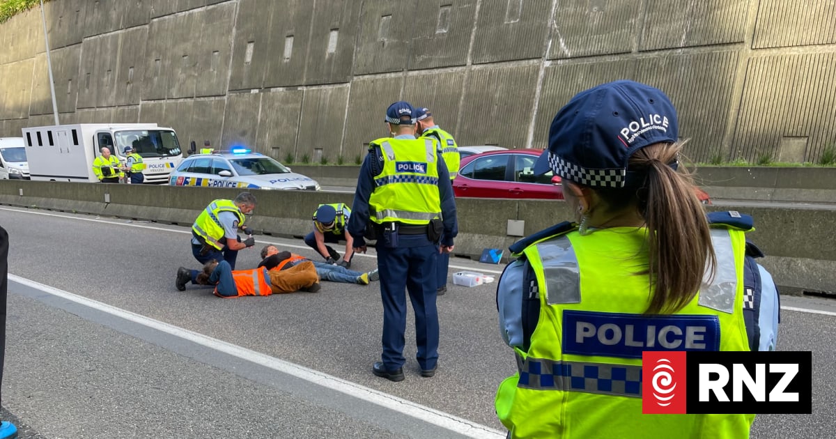 Protesters blocking roads could face 14 years jail, police warn | RNZ