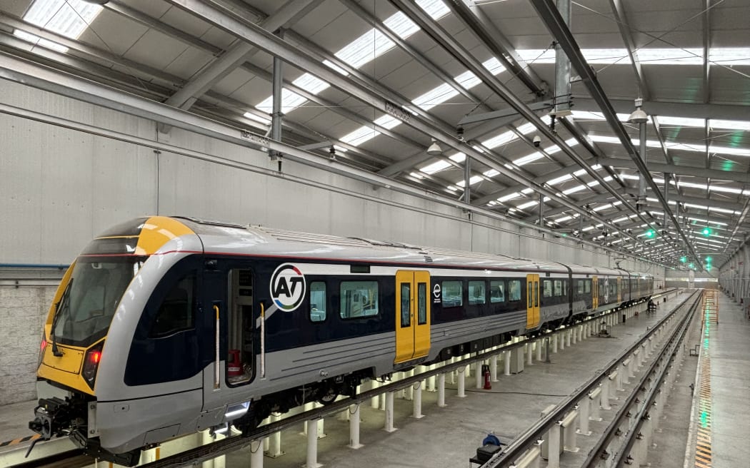 Nuevos trenes de pasajeros de Auckland procedentes de México llegan a la ciudad