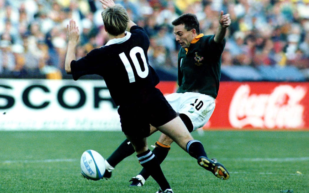 Joel Stransky kicks the winning drop goal in the 1995 Rugby World Cup Final.