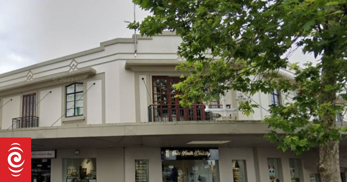 Auckland dentist continued practising despite suspension, clients claim - Vimarsana News