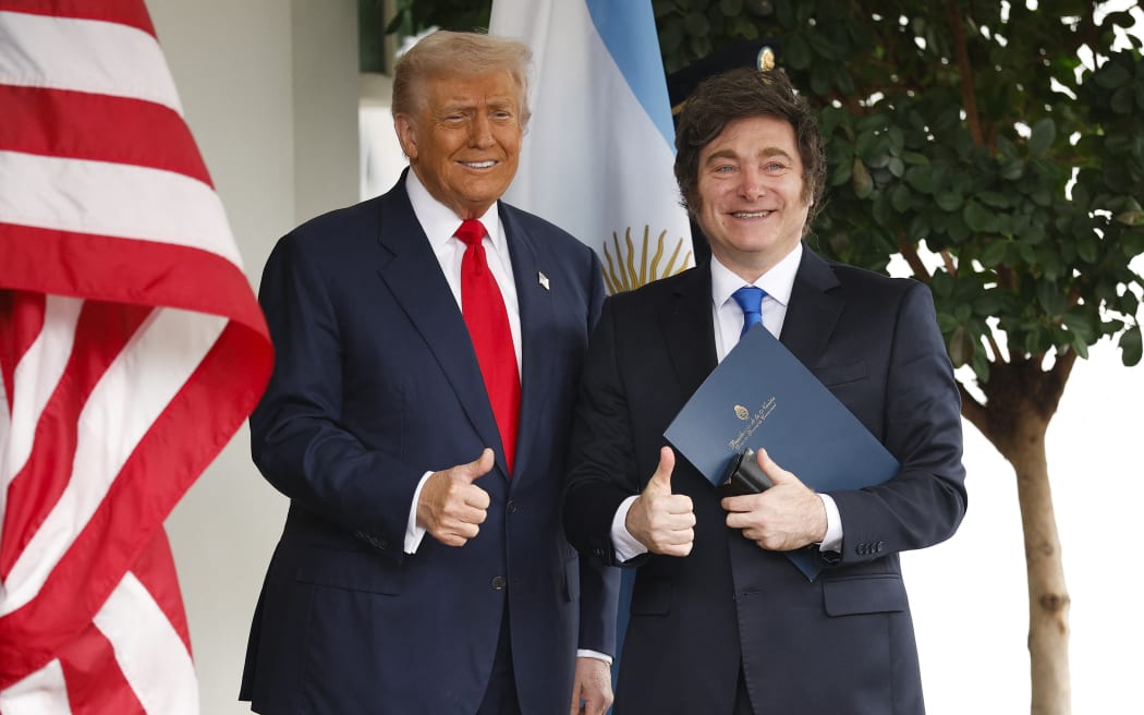 WASHINGTON, DC - OCTOBER 14: U.S. President Donald Trump (L) greets President of Argentina Javier Milei as he arrives at the West Wing of the White House on October 14, 2025 in Washington, DC. Trump is hosting Milei for a working lunch days after the U.S. Treasury finalized a $20 billion currency swap framework with Argentina in an effort to help stabilize its economy.   Kevin Dietsch/Getty Images/AFP (Photo by Kevin Dietsch / GETTY IMAGES NORTH AMERICA / Getty Images via AFP)