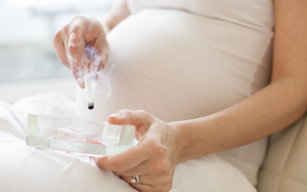 pregnant woman smoking