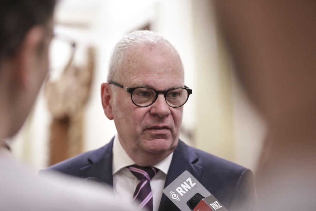 The State Services Commissioner, Peter Hughes, has given public service chief executives an extra week's annual leave to make up for the financial hit they have taken since losing their performance pay.