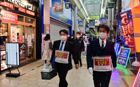 Osaka City health officials probe prevention measures at restaurants in Osaka City on April 5.
