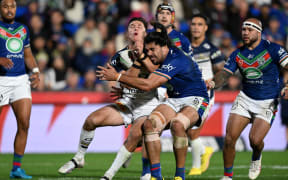 Scott Drinkwater collides with Tohu Harris.
