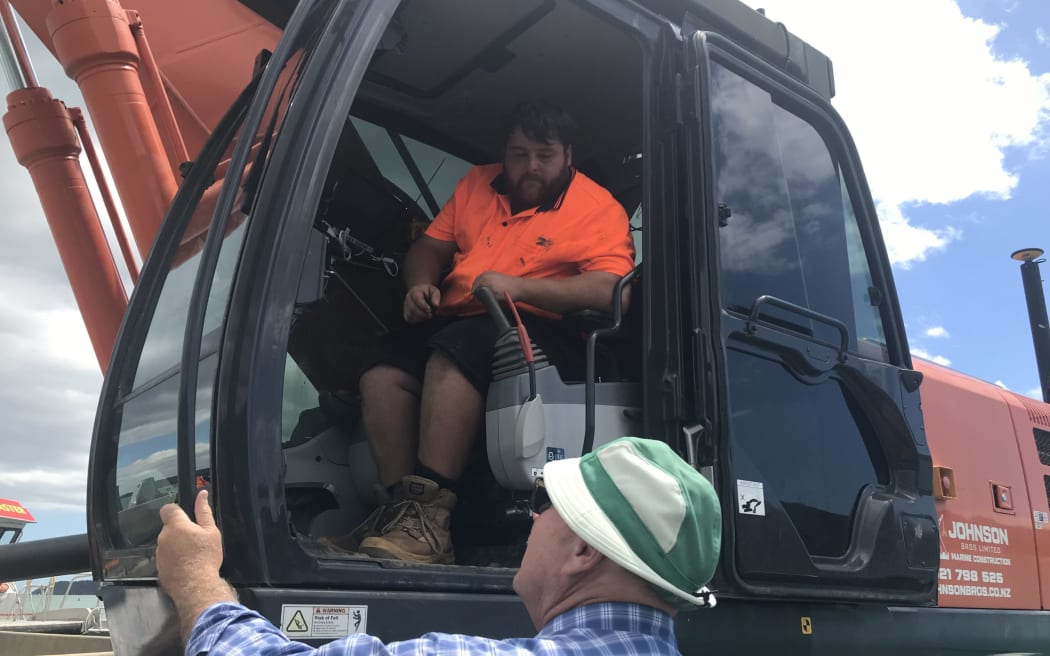 Bay of Islands' Andrew Johnson (in orange) discusses his new mechanical caulerpa dredge design with Wellington-based Biosecurity New Zealand caulerpa national response manager John Walsh at Omākiwi Cove