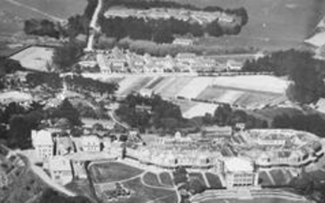 A photograph shows Porirua Hospital in the early 1900s.