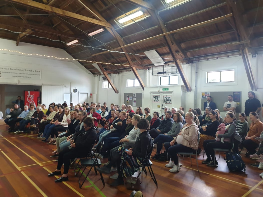 Nearly 100 midwives, parents, and politicians turned out to a Petone community hall to discuss the problems facing Hutt Valley DHB.