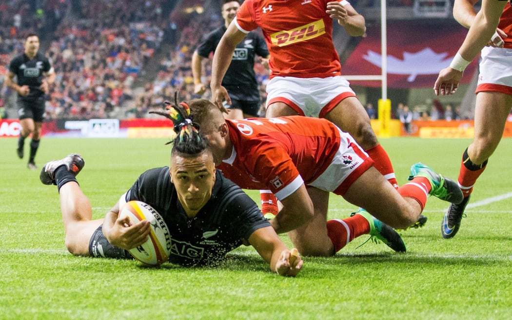 Sean Wainui goes over for the NZ Maori against Canada.