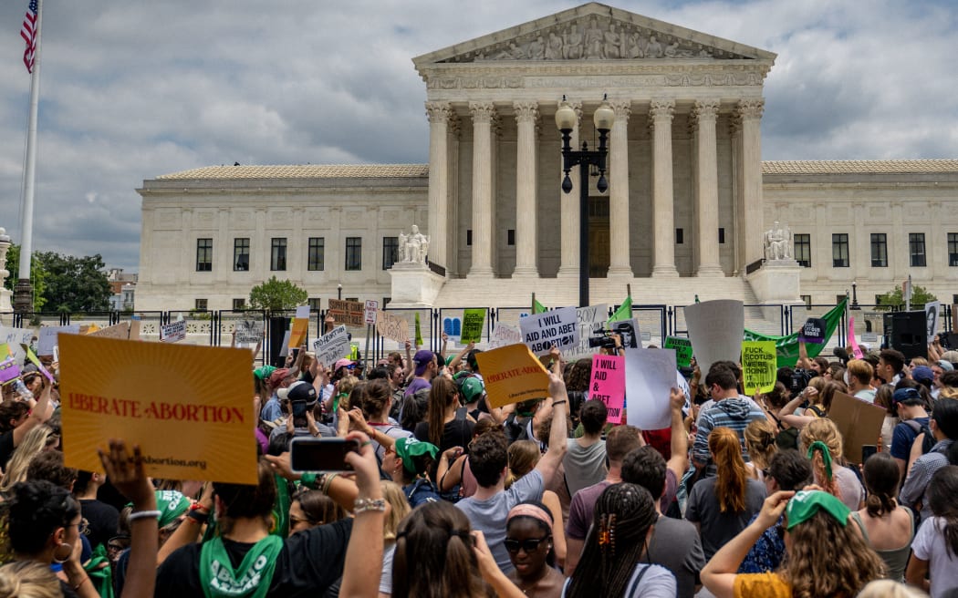 WASHINGTON, DC - JUNE 24: People protest in response to the Dobbs v Jackson Women's Health Organization ruling in front of the U.S. Supreme Court on June 24, 2022 in Washington, DC. The Court's decision in Dobbs v Jackson Women's Health overturns the landmark 50-year-old Roe v Wade case and erases a federal right to an abortion.   Brandon Bell/Getty Images/AFP (Photo by Brandon Bell / GETTY IMAGES NORTH AMERICA / Getty Images via AFP)