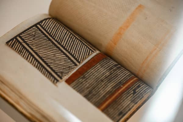 Alexander Shaw, A catalogue of the different specimens of cloth collected in the three voyages of Captain Cook, to the southern hemisphere: with a particular account of the manner of manufacturing the same in the various islands of the south seas ; partly extracted from Mr. Anderson and Reinhold Forster’s observations, and the verbal account of some of the most knowing of the navigators : with some anecdotes that happened to them among the natives. (detail),1787, 8 p., [24 ] leaves of cloth samples. Collection of the Alexander Turnbull Library, Te Puna Mātauranga o Aotearoa National Library of New Zealand. Installation view, ’Ahu: Ngā Wairua o Hina, Vaiei Tupuna, Te Pātaka Toi Adam Art Gallery, Te Herenga Waka—Victoria University of Wellington, 2024. Photo: Ted Whitaker.