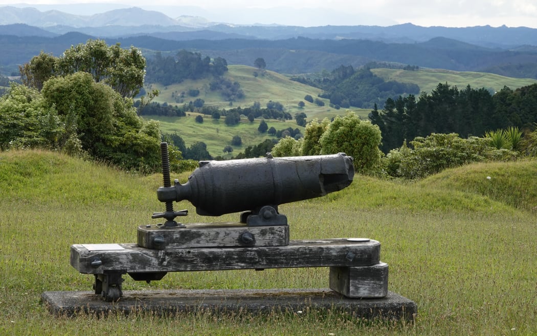 Kawiti’s 12-pounder carronade was damaged in the battle and subsequently restored.