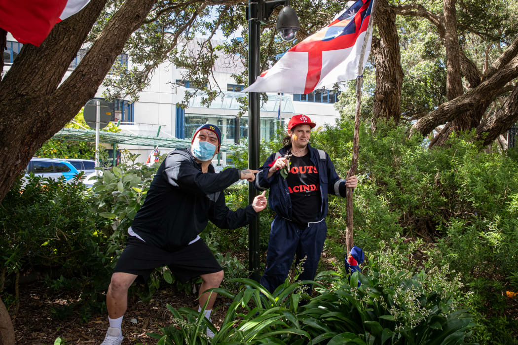 The T-shirt reads 1-Outs Jacinda. A passer-by explained that this is a challenge to a one-on-one fight.
