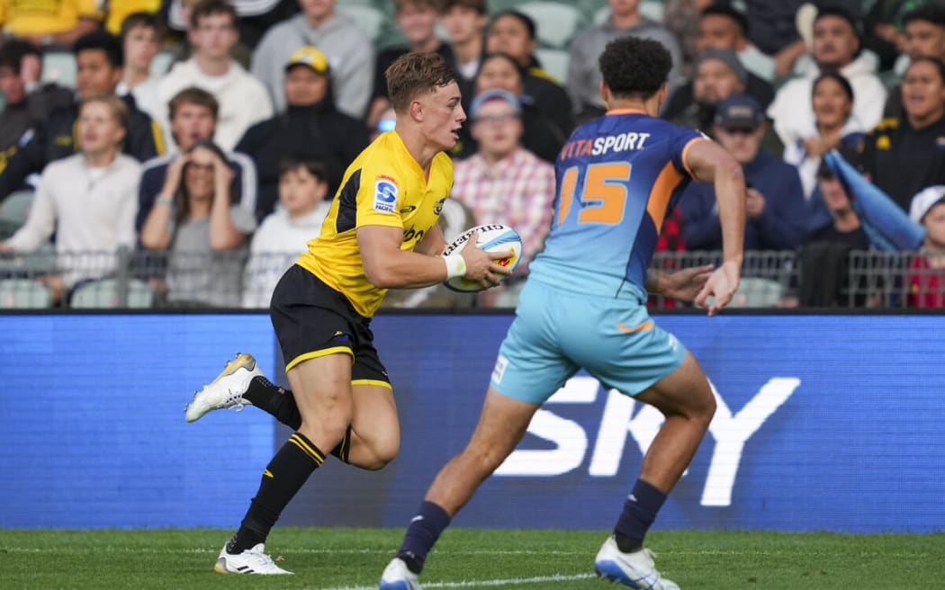 Hurricanes Ruben Love scores during the Super Rugby Pacific match, Moana Pasifika v Hurricanes, North Harbour Stadium, Auckland.