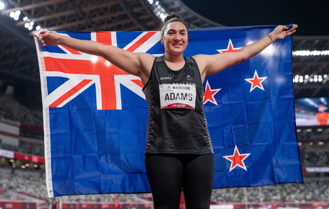 Lisa Adams NZL poses with her national flag after winning the Gold Medal in the Womenâs Athletics Shot Put F37 Final in the Olympic Stadium. Tokyo 2020 Paralympic Games, Tokyo, Japan, Saturday 28 August 2021.