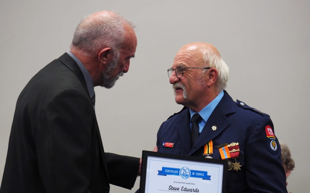 John Carter presents an award to Kerikeri Fire Brigade's Steve Edwards.