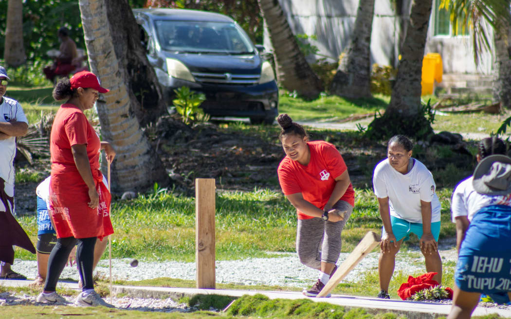 Joeina Alainu'uese breaks her bat taking a swing in the Egelani vs Amelika break.